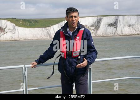 Premierminister Rishi Sunak an Bord der Grenzschutzagentur hat HMC Seeker während eines Besuchs in Dover, im Vorfeld einer Pressekonferenz, um das Land über die Fortschritte zu informieren, die in den sechs Monaten seit der Einführung des Gesetzes über illegale Migration im Rahmen seiner Pläne, die Boote zu stopfen, erzielt wurden. Foto: Montag, 5. Juni 2023. Stockfoto