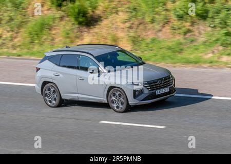 2022 Grey Hyundai Tucson N Line T-GDI HEV A, T-GDI 230 2WD S/C HEV-Motor 60HP/44Kw Auto Hybrid Electric SUV 1598 cm3; Fahrt mit hoher Geschwindigkeit auf der Autobahn M6 im Großraum Manchester, Großbritannien Stockfoto