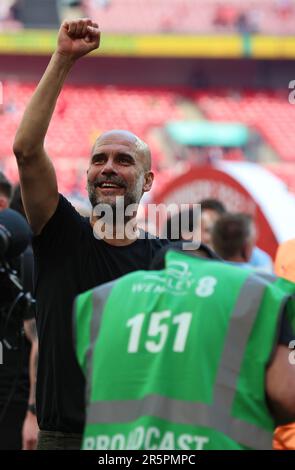 Manchester City Manager Pep Guardiola feiert danach während des Emirates FA Cup Finales zwischen Manchester City und Manchester United in Wembley Stockfoto