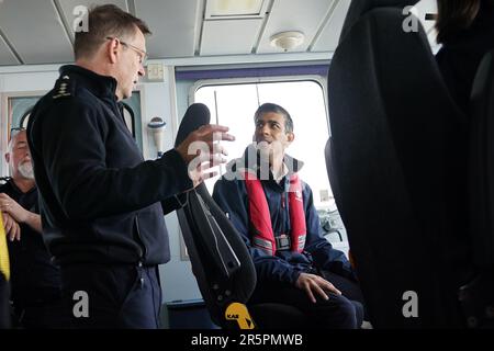 Premierminister Rishi Sunak an Bord der Grenzschutzagentur hat HMC Seeker während eines Besuchs in Dover, im Vorfeld einer Pressekonferenz, um das Land über die Fortschritte zu informieren, die in den sechs Monaten seit der Einführung des Gesetzes über illegale Migration im Rahmen seiner Pläne, die Boote zu stopfen, erzielt wurden. Foto: Montag, 5. Juni 2023. Stockfoto