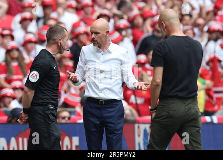 Manchester United Manager Erik Ten Hag während des Emirates FA Cup Finales zwischen Manchester City und Manchester United im Wembley Stadion, London Stockfoto