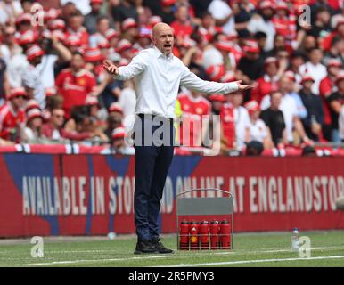 Manchester United Manager Erik Ten Hag während des Emirates FA Cup Finales zwischen Manchester City und Manchester United im Wembley Stadion, London Stockfoto