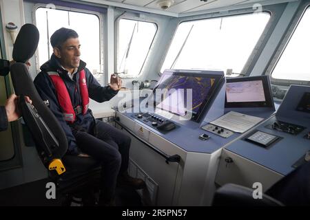 Premierminister Rishi Sunak an Bord der Grenzschutzagentur hat HMC Seeker während eines Besuchs in Dover, im Vorfeld einer Pressekonferenz, um das Land über die Fortschritte zu informieren, die in den sechs Monaten seit der Einführung des Gesetzes über illegale Migration im Rahmen seiner Pläne, die Boote zu stopfen, erzielt wurden. Foto: Montag, 5. Juni 2023. Stockfoto