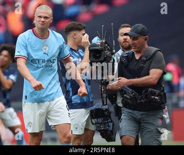 Das Erling Haaland von Manchester City feiert mit den Fans nach dem Emirates FA Cup-Finale zwischen Manchester City und Manchester United in Wemble Stockfoto