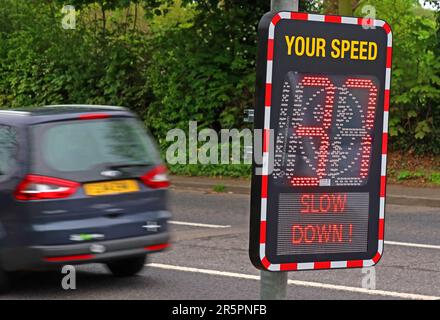 Elektronische Geschwindigkeitsanzeige am Straßenrand mit „Your Speed 37“ und „Slow down“ auf der Bellhouse Lane, Grappenhall, einer Wohnstraße mit 30 km/h in Cheshire Stockfoto