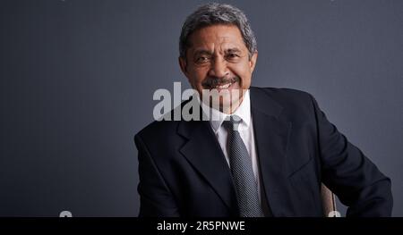 Ich bin bereit, Ihr Unternehmen an die Spitze zu bringen. Studiofoto eines erwachsenen Geschäftsmanns, der vor einem dunklen Hintergrund posiert. Stockfoto
