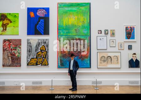 London, Großbritannien. 5. Juni 2023. Die Sommerausstellung 2023 der Royal Academy (RA) 255., koordiniert vom britischen Künstler David Remfry RA (mit dem Bild, wo die Schafe sicher grasen können, von Sir Frank Bowling), befasst sich mit dem Thema von Only Connect, inspiriert durch ein Zitat aus dem Roman Howards End von E. M. Forster. Es umfasst etwa 1600 Werke von aufstrebenden und etablierten Künstlern. Kredit: Guy Bell/Alamy Live News Stockfoto