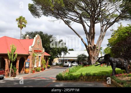 Franschhoek, Südafrika - 1. Februar 2023: Kolonialgebäude von Franschhoek auf Südafrika Stockfoto