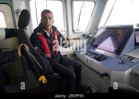 Premierminister Rishi Sunak an Bord der Grenzschutzagentur hat HMC Seeker während eines Besuchs in Dover, im Vorfeld einer Pressekonferenz, um das Land über die Fortschritte zu informieren, die in den sechs Monaten seit der Einführung des Gesetzes über illegale Migration im Rahmen seiner Pläne, die Boote zu stopfen, erzielt wurden. Foto: Montag, 5. Juni 2023. Stockfoto