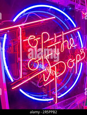 Top of the Pops - TOTP blaues und rosa leuchtendes Neonschild - BBC-Fernsehprogramm, Musiktabelle, die wöchentlich ausgestrahlt wird Stockfoto