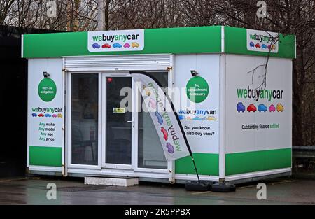 WeBuyAnyCar Konzessionskiosk auf dem Parkplatz eines Morrisons Supermarktes in Stockton Heath, Warrington, bietet Fahrzeugbewertung und -Kauf an Stockfoto