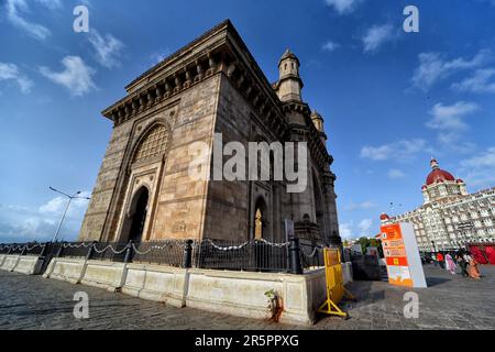 Mumbai, Indien. 04. Juni 2023. Ein naher Blick auf den berühmten und berühmten Touristenort indien - Gateway of India . Das Gateway of India wurde im indo-Sarazenischen Stil erbaut und ist das beliebteste Reiseziel der Stadt. Das Gateway of India wurde entworfen, um dem Besuch von König George V. und Königin Mary im Jahr 1911 zu gedenken, die auf dem Weg zur durbar in Delhi stattfanden, um ihre Krönung als Kaiser und Kaiserin Indiens zu feiern. (Foto: Avishek das/SOPA Images/Sipa USA) Guthaben: SIPA USA/Alamy Live News Stockfoto