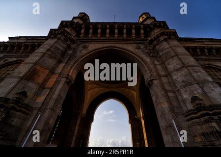 Mumbai, Indien. 04. Juni 2023. Ein naher Blick auf den berühmten und berühmten Touristenort indien - Gateway of India . Das Gateway of India wurde im indo-Sarazenischen Stil erbaut und ist das beliebteste Reiseziel der Stadt. Das Gateway of India wurde entworfen, um dem Besuch von König George V. und Königin Mary im Jahr 1911 zu gedenken, die auf dem Weg zur durbar in Delhi stattfanden, um ihre Krönung als Kaiser und Kaiserin Indiens zu feiern. (Foto: Avishek das/SOPA Images/Sipa USA) Guthaben: SIPA USA/Alamy Live News Stockfoto