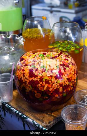 Vietnamesischer Obsttee mit gemischten Früchten in einer großen Glasschüssel auf dem Nachtmarkt des Food Festivals Stockfoto