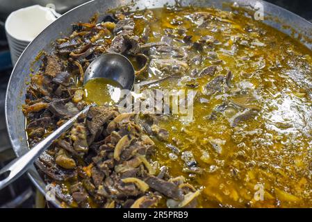 Vietnamesisches Rindfleisch und Schweinefleisch in Sauce auf dem Nachtmarkt beim Food Festival Stockfoto