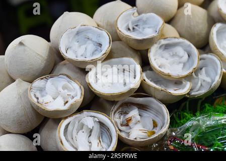 Hälften mit junger Kokosnuss zur Herstellung von Speiseeis in vietnam Stockfoto