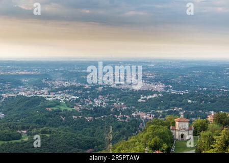 Varese und im Hintergrund Mailand ab Santa Maria del Monte, Italien Stockfoto