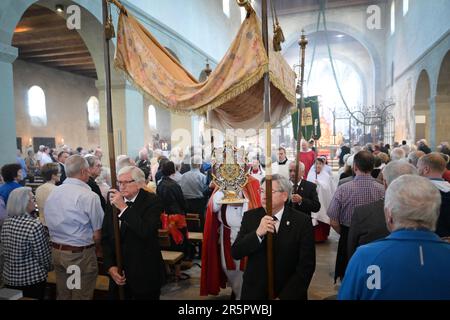 05. Juni 2023, Baden-Württemberg, Insel Reichenau: Wilfried Bernhard Theising (M), Hilfsbischof in Münster, hält die Reliquie des Heiligen Blutes während einer Prozession unter einem Baldachin auf der Insel Reichenau im Bodensee. Das Heilige-Blut-Fest ist der höchste Feiertag auf der Insel Reichenau. Hunderte Gläubige nehmen an der Prozession Teil. Foto: Felix Kästle/dpa Stockfoto