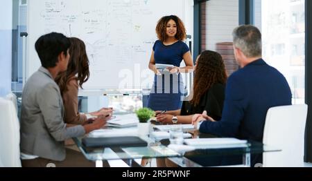 Bewertung des Geschäftsjahres. Eine junge Geschäftsfrau, die eine Präsentation im Sitzungssaal hält. Stockfoto