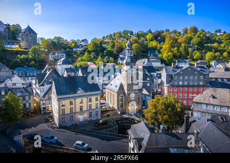 Stadtzentrum von Monschau in der Abenddämmerung. Stockfoto