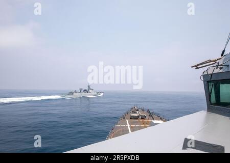 Washington, Usa. 03. Juni 2023. Der Arleigh-Burke-Class-Guided-Missile Destroyer USS Chung-Hoon (DDG 93) beobachtet, dass PLA(N) LUYANG III DDG 132 (PRC LY 132) Manöver auf unsichere Weise durchführt, während er am 3. Juni 2023 neben der Halifax-Class-Fregatte HMCS Montreal (FFG 336) einen routinemäßigen Transit durch die Taiwan-Straße südlich nach Norden durchführt. Foto von den USA Navy/UPI Credit: UPI/Alamy Live News Stockfoto