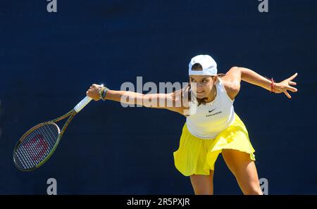 Emiliana Arango (Columbia) spielt in der ersten Qualifikationsrunde der Surbiton Tennis Trophäe. London, den 4. Juni 2023. Stockfoto