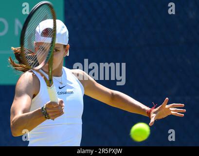 Emiliana Arango (Columbia) spielt in der ersten Qualifikationsrunde der Surbiton Tennis Trophäe. London, den 4. Juni 2023. Stockfoto