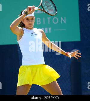 Emiliana Arango (Columbia) spielt in der ersten Qualifikationsrunde der Surbiton Tennis Trophäe. London, den 4. Juni 2023. Stockfoto