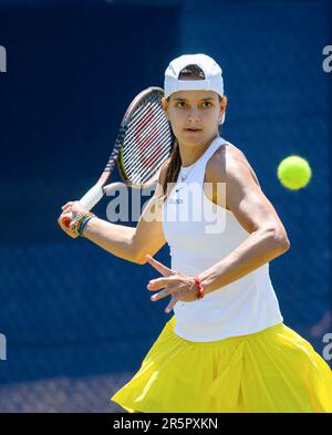 Emiliana Arango (Columbia) spielt in der ersten Qualifikationsrunde der Surbiton Tennis Trophäe. London, den 4. Juni 2023. Stockfoto