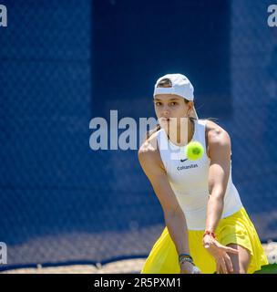 Emiliana Arango (Columbia) spielt in der ersten Qualifikationsrunde der Surbiton Tennis Trophäe. London, den 4. Juni 2023. Stockfoto