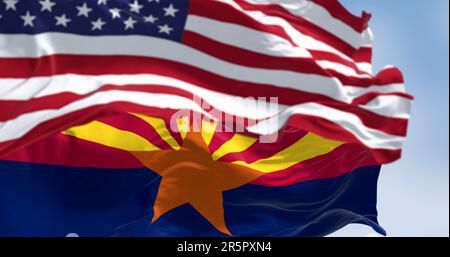 Die Flaggen von Arizona und den Vereinigten Staaten winken im Wind an klaren Tagen. Arizona ist ein Bundesstaat im Südwesten der USA. US-Bundesstaat. 3D Illustration Stockfoto