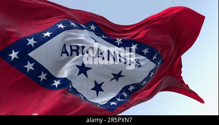 Die Flagge des Bundesstaates Arkansas winkt im Wind an klaren Tagen. Rotes Feld mit blau umrandetem weißen Diamanten. 29 Sterne und ARKANSAS in Blau. 3D Zeichnungsreihe Stockfoto