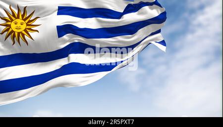 Uruguay Nationalflagge flattert im Wind an einem sonnigen Tag. 9 horizontale Streifen: Abwechselnd weiß und blau, mit Sol de Mayo im weißen Quadrat. 3D krank Stockfoto