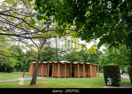 Der Serpentine Pavilion 2023 wurde als Treffpunkt für Gespräche, Essen und Trinken entworfen. Von der französisch-libanesischen Architektin Lina Ghotmeh ist es ein Spiegelbild von Serpentines erster Nutzung als Café. Stockfoto