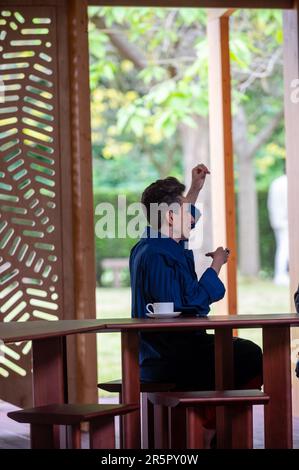 Der Serpentine Pavilion 2023 wurde als Treffpunkt für Gespräche, Essen und Trinken entworfen. Von der französisch-libanesischen Architektin Lina Ghotmeh ist es ein Spiegelbild von Serpentines erster Nutzung als Café. Stockfoto