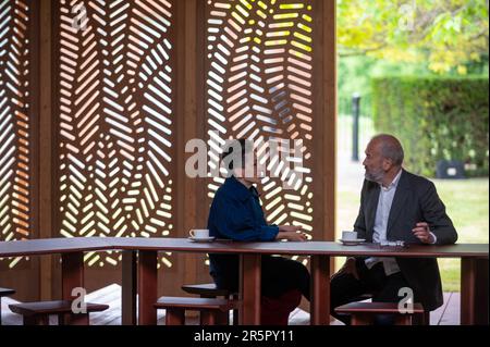 Der Serpentine Pavilion 2023 wurde als Treffpunkt für Gespräche, Essen und Trinken entworfen. Von der französisch-libanesischen Architektin Lina Ghotmeh ist es ein Spiegelbild von Serpentines erster Nutzung als Café. Stockfoto