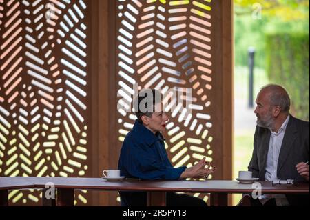 Der Serpentine Pavilion 2023 wurde als Treffpunkt für Gespräche, Essen und Trinken entworfen. Von der französisch-libanesischen Architektin Lina Ghotmeh ist es ein Spiegelbild von Serpentines erster Nutzung als Café. Stockfoto