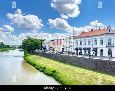 Alte Häuser am Ufer in Uschgorod, Ukraine. Stockfoto