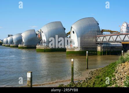 The Thames Barrier, in der Nähe von Woolwich, London, Großbritannien, vom Südufer der Themse aus gesehen Stockfoto