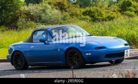 Stony Stratford, UK - Juni 4. 2023: 1993 MAZDA EUNOS Oldtimer auf einer englischen Landstraße. Stockfoto