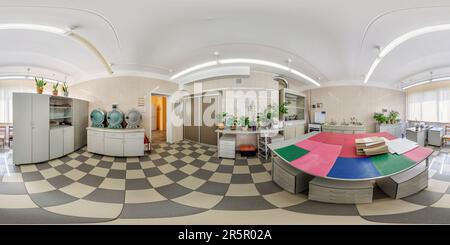 360 Grad Panorama Ansicht von MINSK, WEISSRUSSLAND - APRIL 2022: 360 Panoramaaussicht im modernen medizinischen Labor, Ausrüstung für die Analyse. Vollständiges 360 x 180 Grad Panorama in gleicheckiger Form