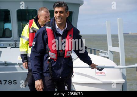 Premierminister Rishi Sunak an Bord der Grenzschutzagentur hat HMC Seeker während eines Besuchs in Dover, im Vorfeld einer Pressekonferenz, um das Land über die Fortschritte zu informieren, die in den sechs Monaten seit der Einführung des Gesetzes über illegale Migration im Rahmen seiner Pläne, die Boote zu stopfen, erzielt wurden. Foto: Montag, 5. Juni 2023. Stockfoto