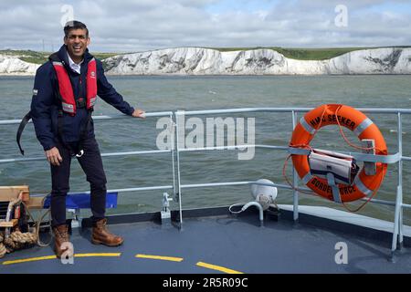 Premierminister Rishi Sunak an Bord der Grenzschutzagentur hat HMC Seeker während eines Besuchs in Dover, im Vorfeld einer Pressekonferenz, um das Land über die Fortschritte zu informieren, die in den sechs Monaten seit der Einführung des Gesetzes über illegale Migration im Rahmen seiner Pläne, die Boote zu stopfen, erzielt wurden. Foto: Montag, 5. Juni 2023. Stockfoto