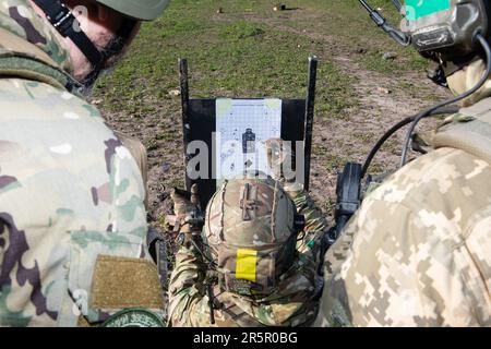 DONETSK REG, UKRAINE - MAI. 06, 2023: Soldaten der ukrainischen Streitkräfte analysieren die Ergebnisse einer Schießerei. Stockfoto