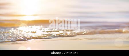 Abstrakte wunderschöne Sandstrände mit kristallklarem Wasser des Meeres und der tropischen Lagune. Bokeh Sonnenuntergang am Sommerstrand Stockfoto