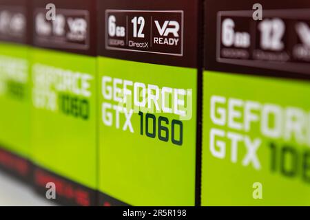 Kiew, Ukraine - 27. Januar 2022: Vier Pakete hintereinander Nvidia GeForce GTX 1060 Grafikkarte. Komponenten für einen PC – Boxen MSI Gaming X Stockfoto