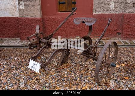 Ein antiker Pferdepflug in La Abeja Farm & Winery, San Rafael, Mendoza, Argentinien. La Abeja ist das älteste Weingut in San Rafael und wurde 1883 gegründet. Stockfoto