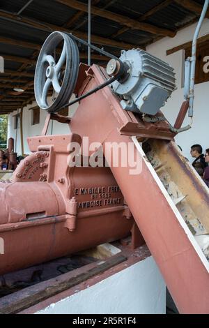 Ein Elektromotor auf einem klassischen Spiralförderer und einer Traubenbrechmaschine in der Abeja Winery in San Rafael, Argentinien. Es ist das älteste Weingut in Stockfoto