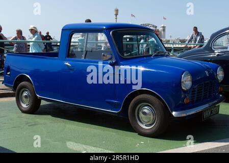 Ein britischer Leyland Mini Pick Up VKM 318X, der auf dem Madeira Drive ankommt, auf der London to Brighton Modern Classic Car Run, die im Brooklands Museum begann. Stockfoto