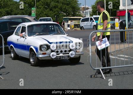 Ein Ford Escort RS2000 LPP 529L von 1972 an der Brighton Modern Classic Car Run, die vom Brooklands Museum aus startet. Stockfoto